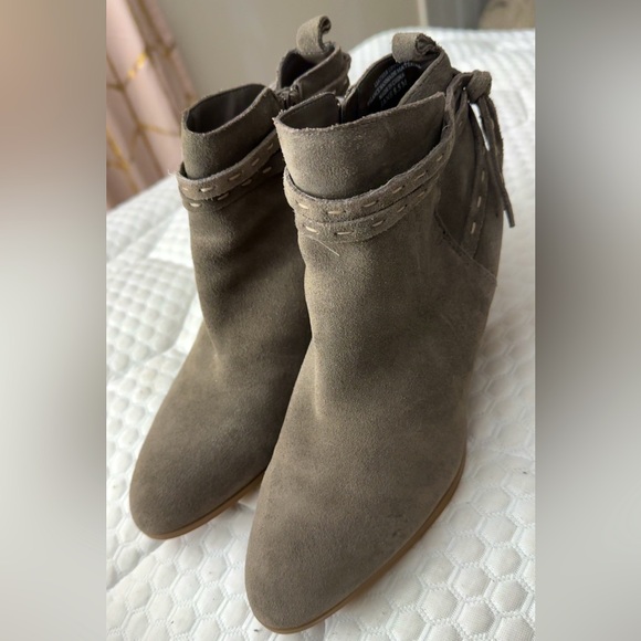 Violet & Red Jane Grey Suede Leather Ankle Booties Size 8.5 - Picture 1 of 7